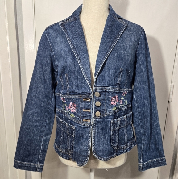 Jones Wear Jean Jacket Embroidered Floral Details Sz 6 - Picture 1 of 8